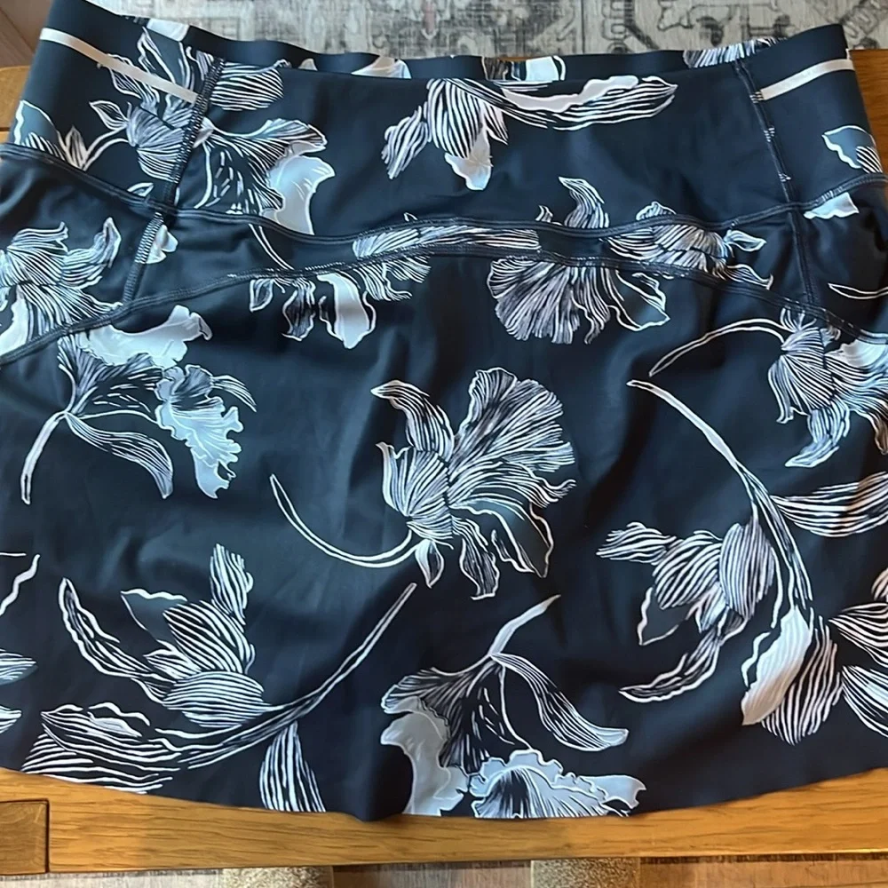 EUC Athleta athletic navy floral skirt, size Large